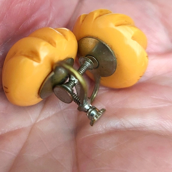 Vintage Small Honey-colored Bakelite Earrings - Picture 5 of 8